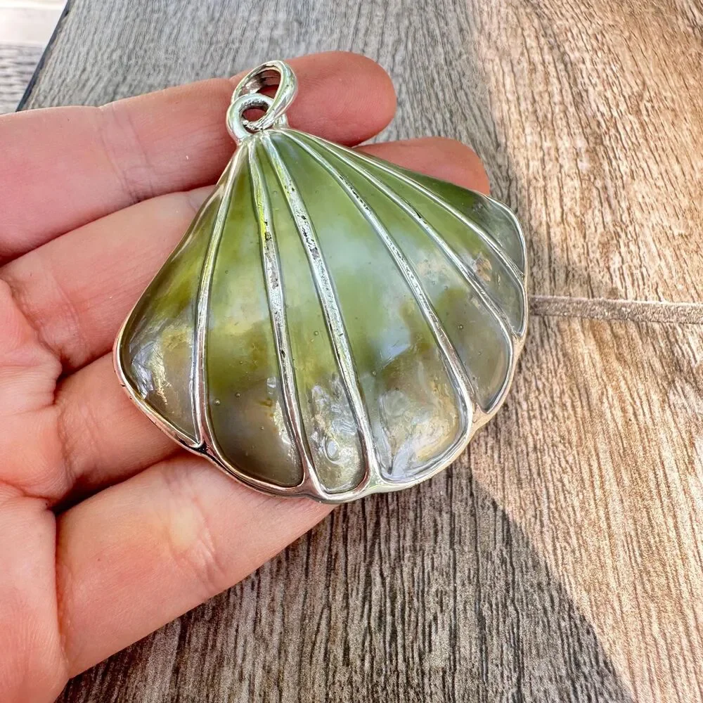 Vintage Seashell Brooch Pendant in Silver Tone and Enamel Shell Brooch